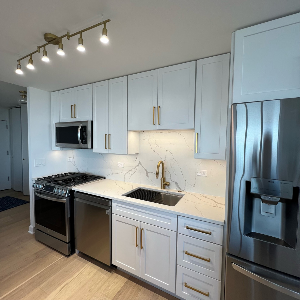 Transitional kitchen photo in Chicago