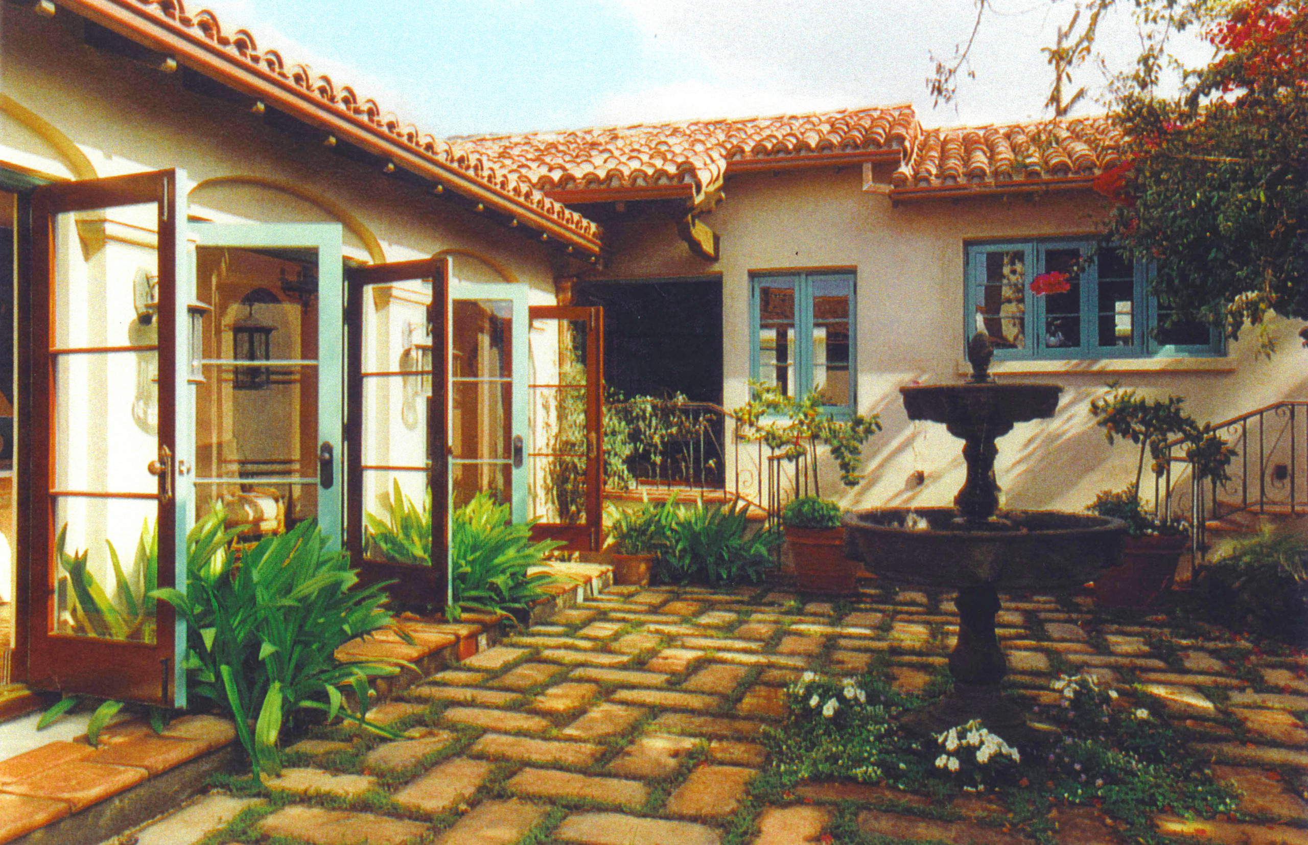 Spanish Courtyard - Photos \u0026 Ideas | Houzz, image size:2560x1654