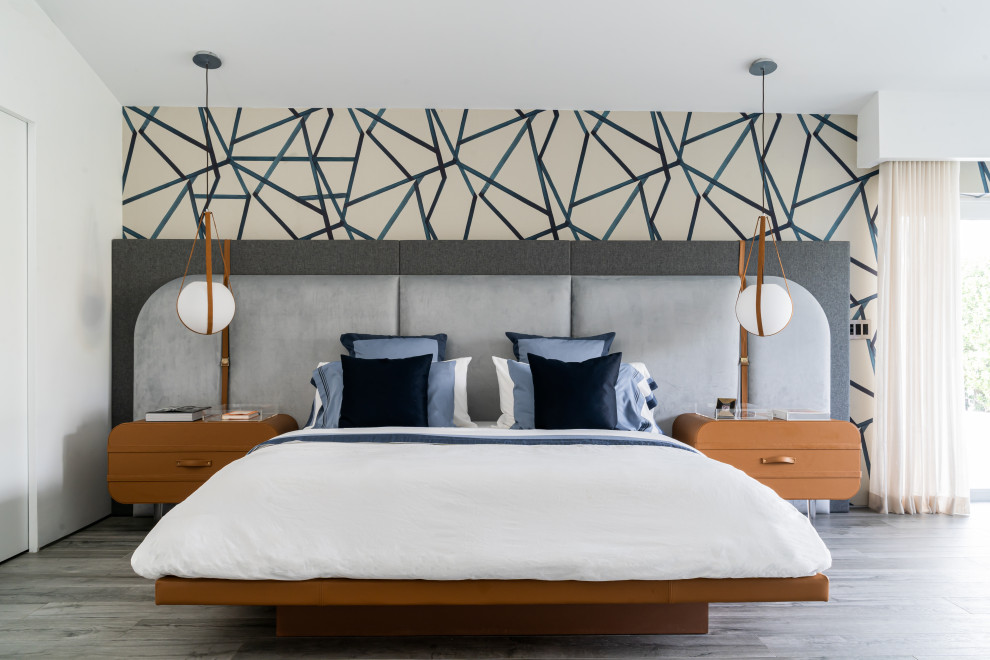 Пример оригинального дизайна: спальня в стиле ретро с акцентной стеной, разноцветными стенами, серым полом и обоями на стенах