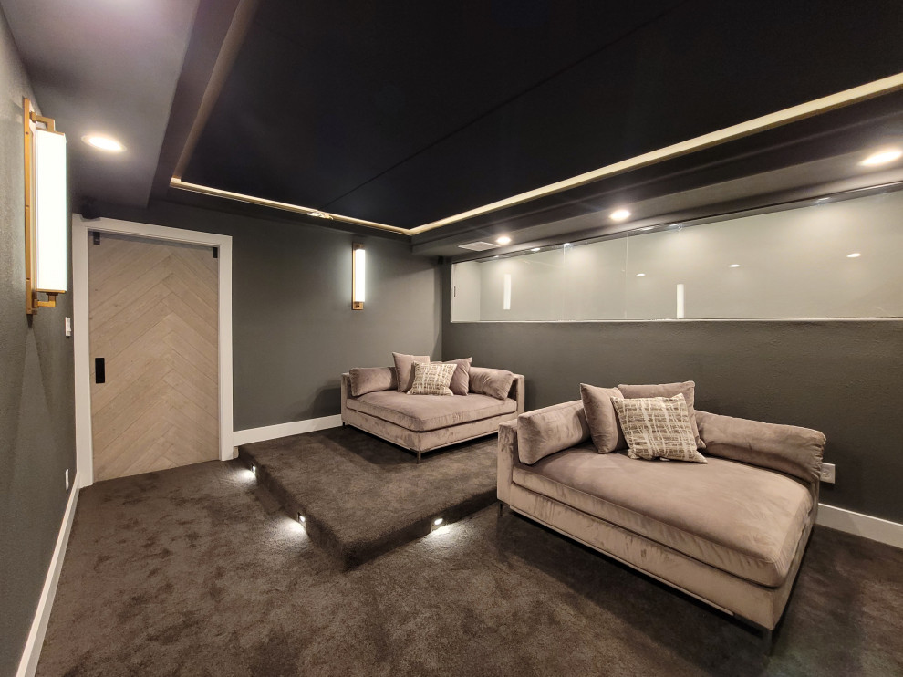 Großes Modernes Heimkino mit grauer Wandfarbe, Teppichboden, TV-Wand und grauem Boden in Austin