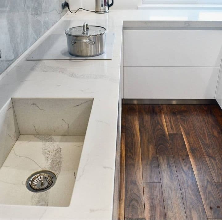 Кварцевая столешница с барной стойкой Калатта