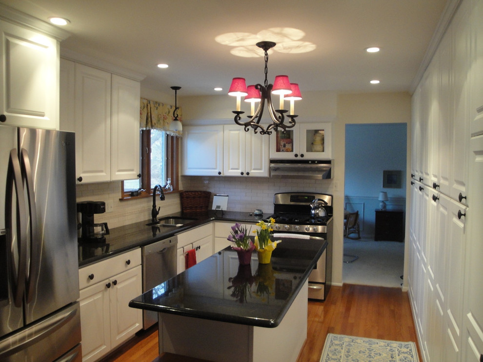 Example of a transitional kitchen design in Detroit