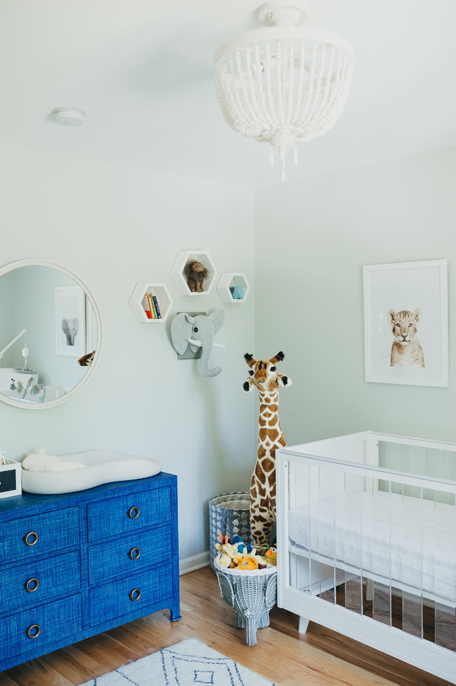 Идея дизайна: нейтральная комната для малыша: освещение в современном стиле с зелеными стенами, паркетным полом среднего тона и коричневым полом