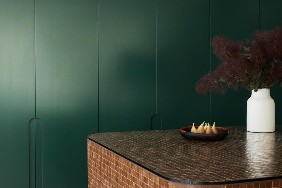 Photo of a mid-sized midcentury l-shaped open plan kitchen in Sydney with flat-panel cabinets, green cabinets, quartz benchtops, brown splashback, with island and green benchtop.