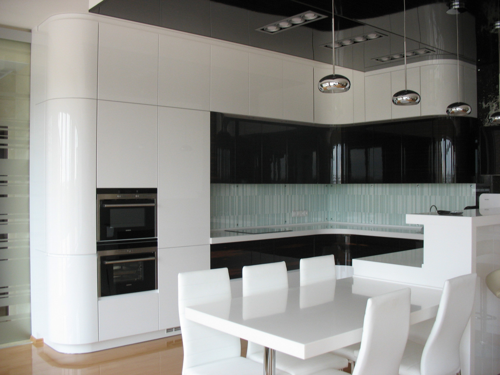 Кухня белая эмаль + шпон