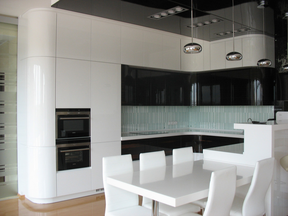 Кухня белая эмаль + шпон