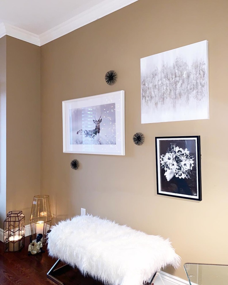 Example of a transitional home design design in Toronto