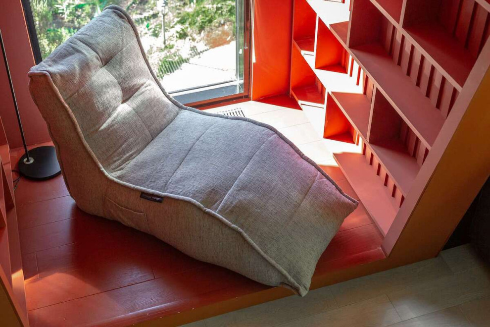 Esempio di un soggiorno tradizionale di medie dimensioni con libreria, pareti grigie, pavimento in legno massello medio e pavimento beige