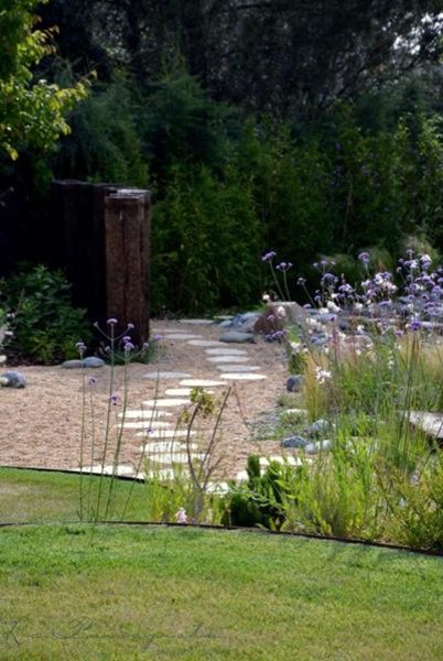 Bild på en shabby chic-inspirerad trädgård