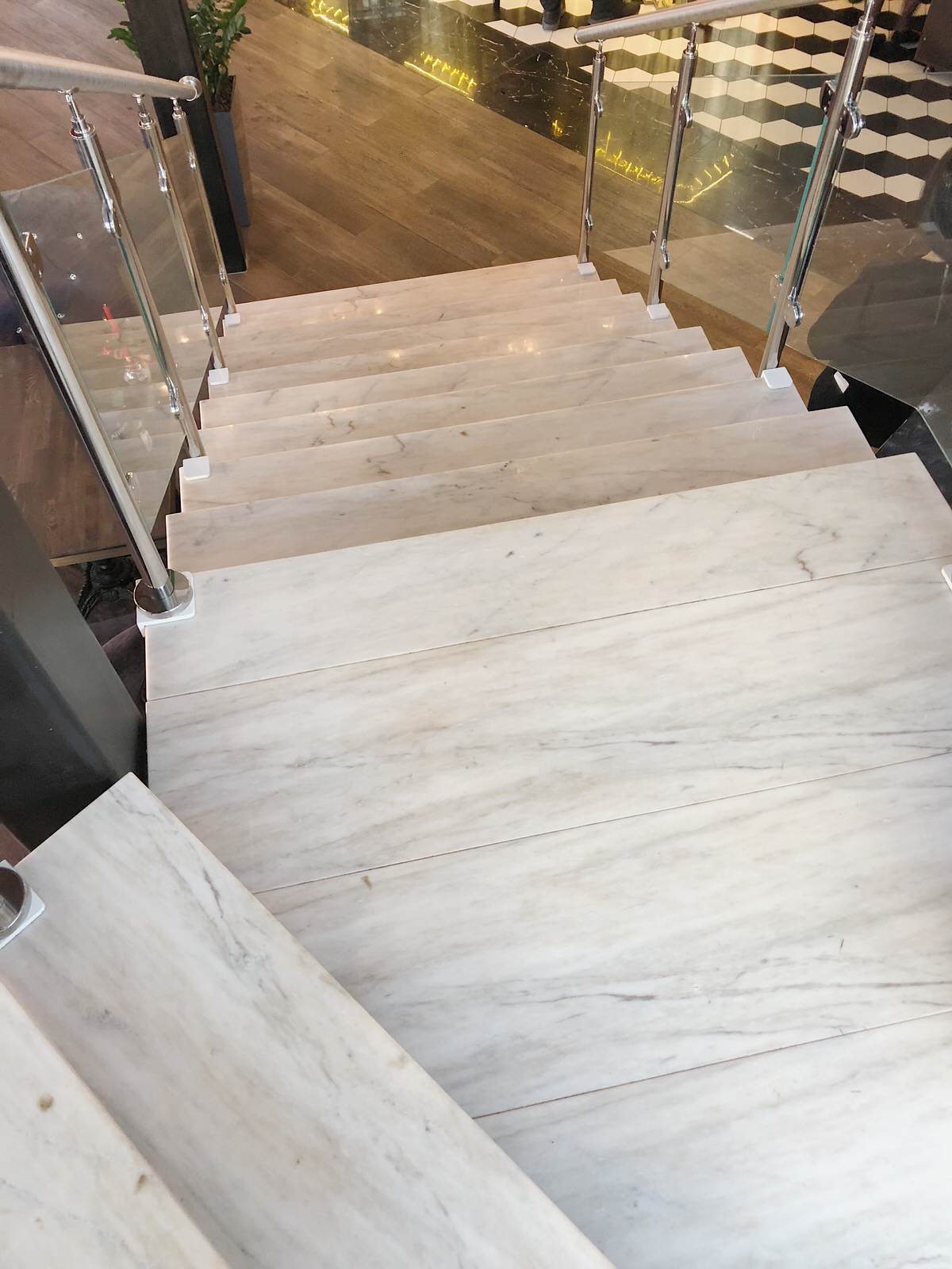 Лестница из белого мрамора "Кибик-Кордон"