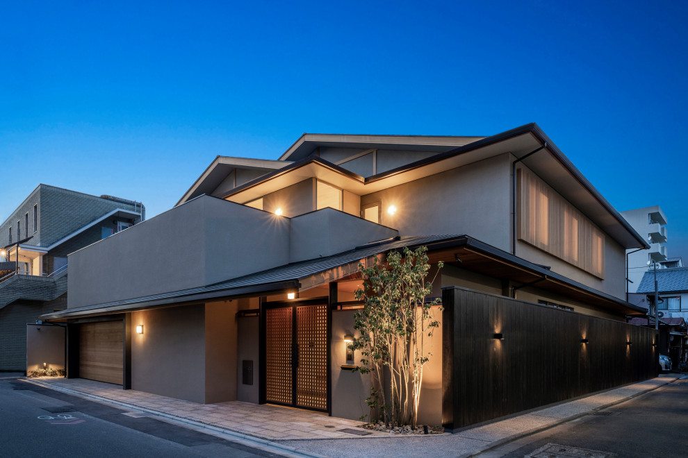 Example of an exterior home design in Kyoto