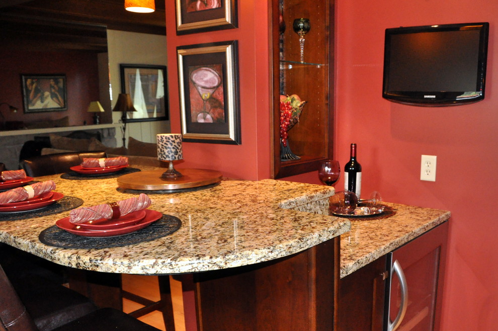 Kitchen - transitional kitchen idea in Chicago