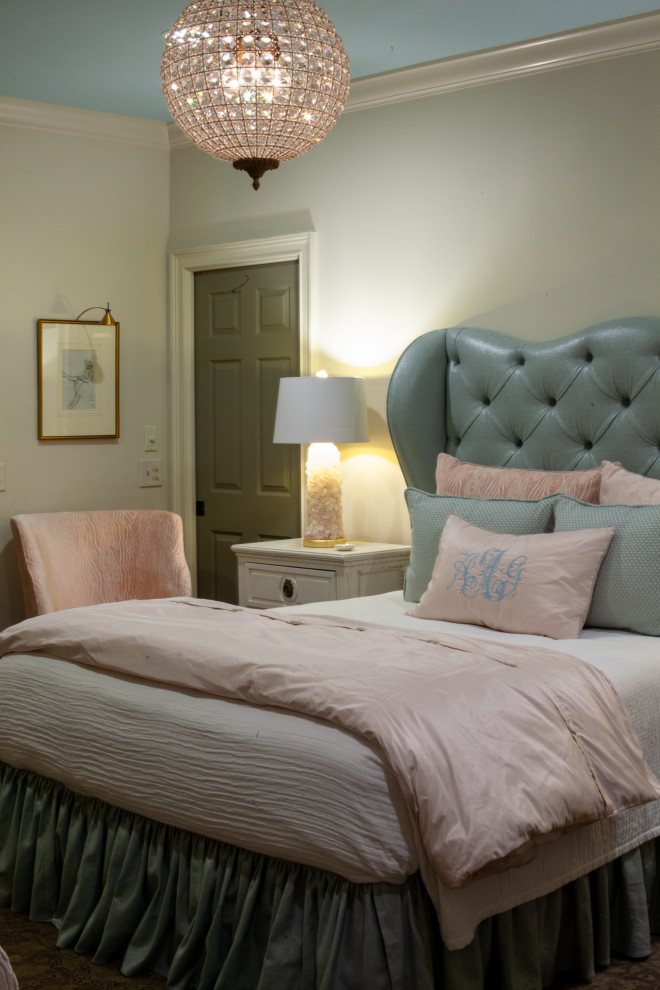 Photo of a traditional guest bedroom in Atlanta with white walls.