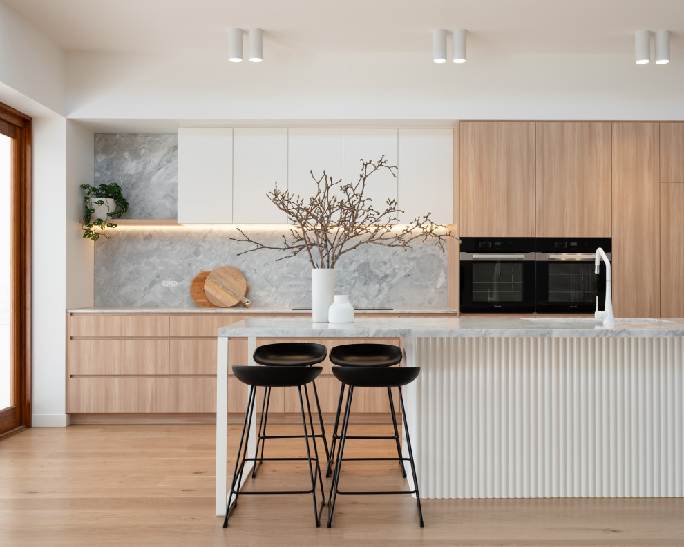 Kitchen - modern kitchen idea in Brisbane