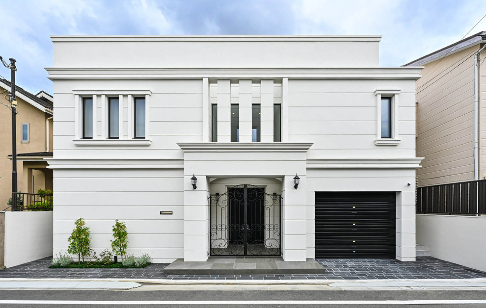 Modelo de fachada de casa blanca clásica de dos plantas