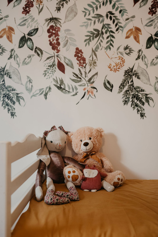 Idéer för mellanstora lantliga flickrum kombinerat med sovrum och för 4-10-åringar, med laminatgolv och gröna väggar