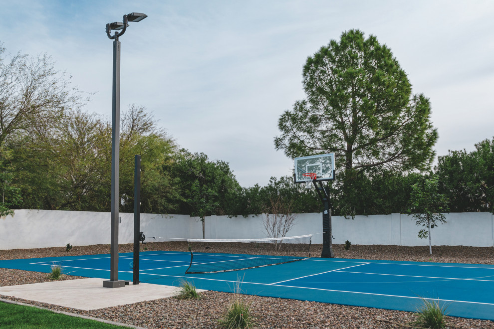 Design ideas for a country backyard outdoor sport court in Phoenix.