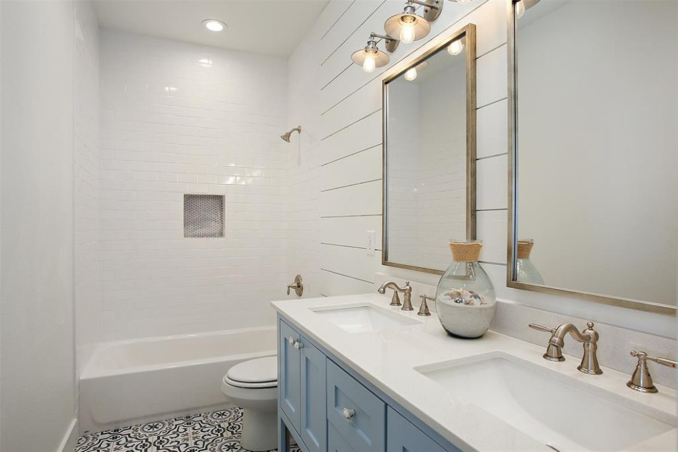 Exempel på ett mellanstort vit vitt badrum, med skåp i shakerstil, blå skåp, ett platsbyggt badkar, vit kakel, vita väggar, klinkergolv i porslin, ett undermonterad handfat, bänkskiva i kvarts och flerfärgat golv