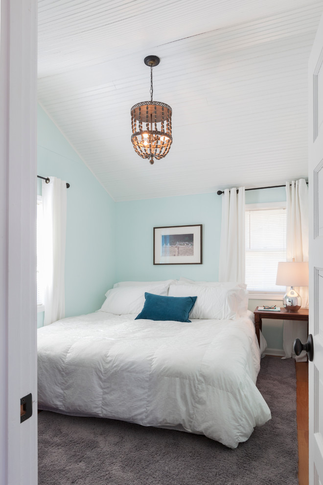 Small beach style guest bedroom in Milwaukee with blue walls and carpet.