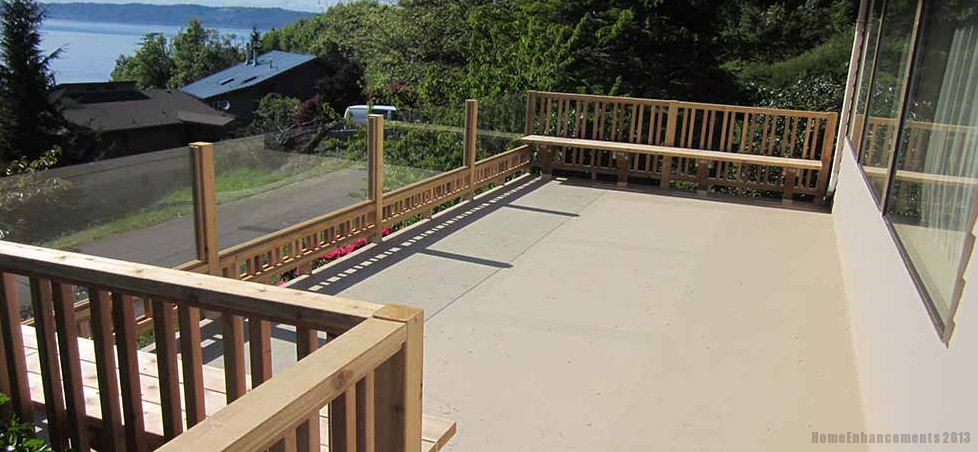 Mid-sized transitional courtyard second story privacy and mixed material railing deck photo with no cover