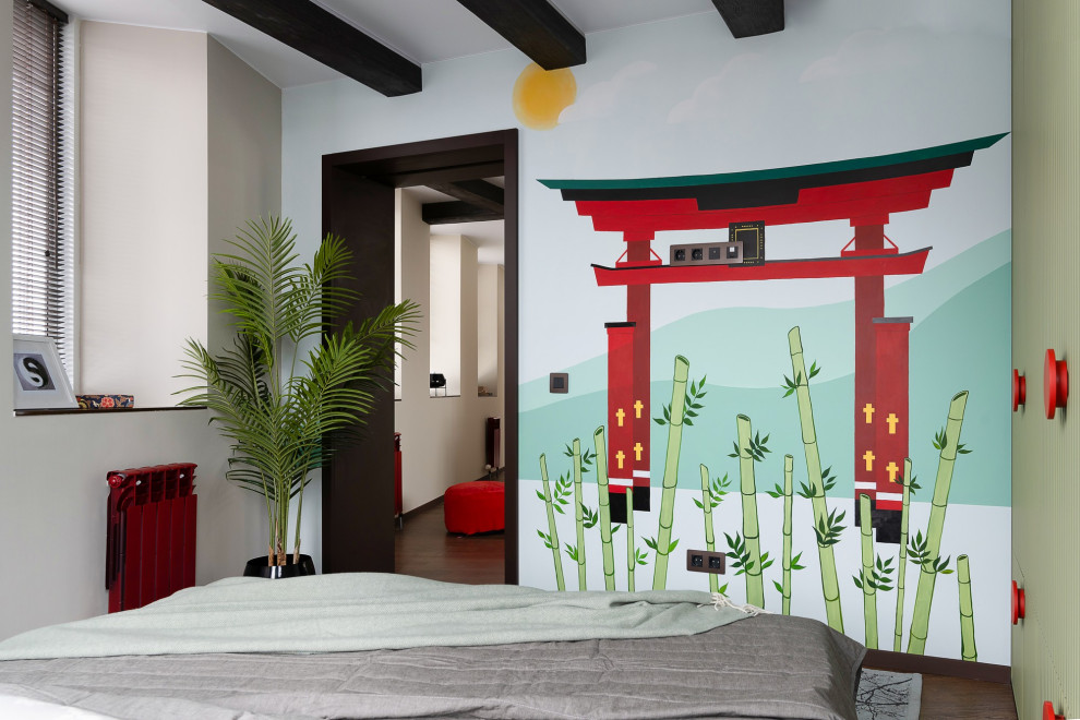 На фото: хозяйская спальня среднего размера, в белых тонах с отделкой деревом в восточном стиле с белыми стенами, полом из винила, коричневым полом, балками на потолке, обоями на стенах и матрасом на полу