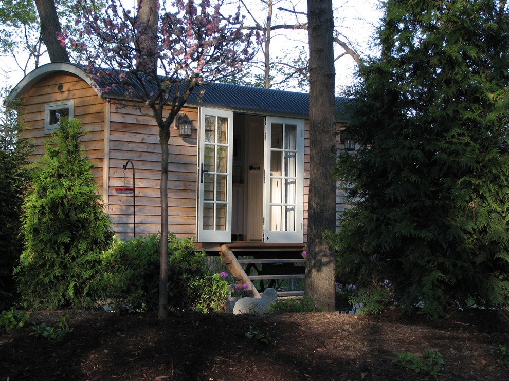 Photo of a small transitional shed and granny flat in Detroit.