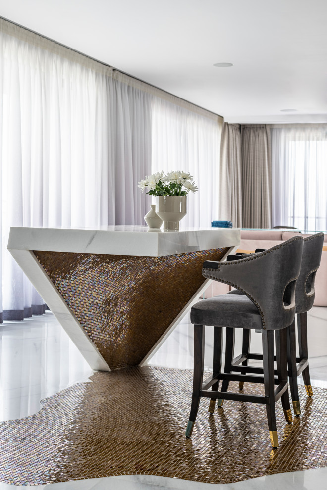 Inspiration for a modern home bar in Mumbai.