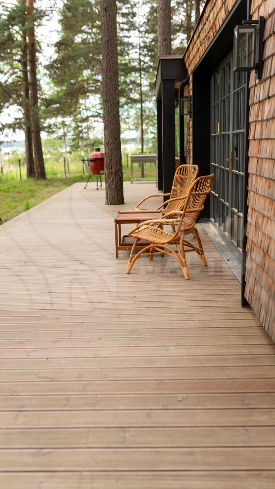 Современный дизайнерский дом с террасой и отделкой из дранки