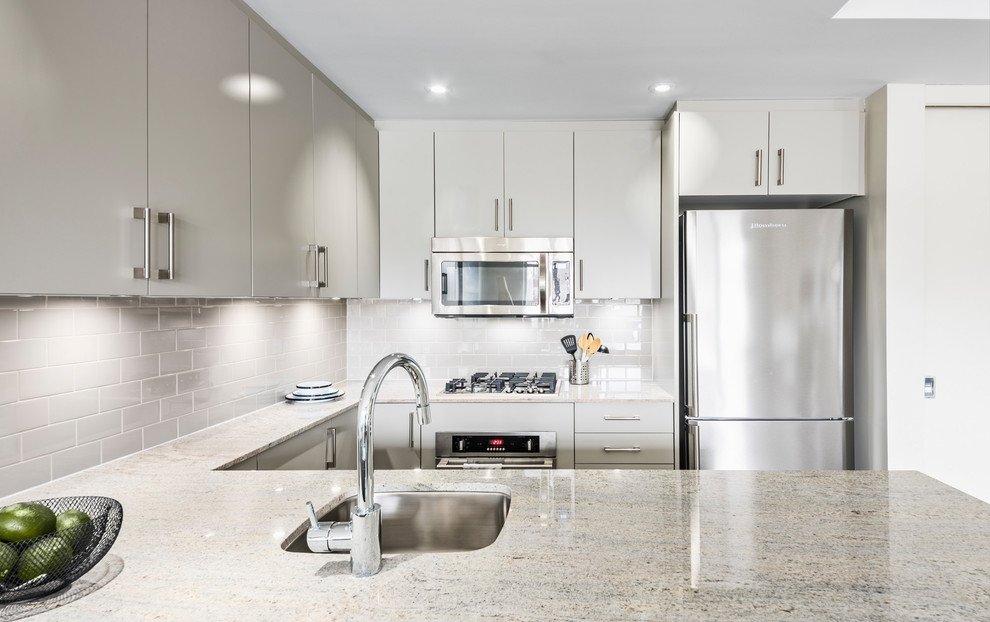 Transitional kitchen photo in Ottawa