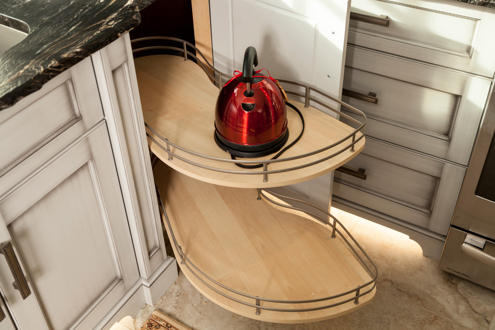 Kitchen - transitional kitchen idea in Toronto