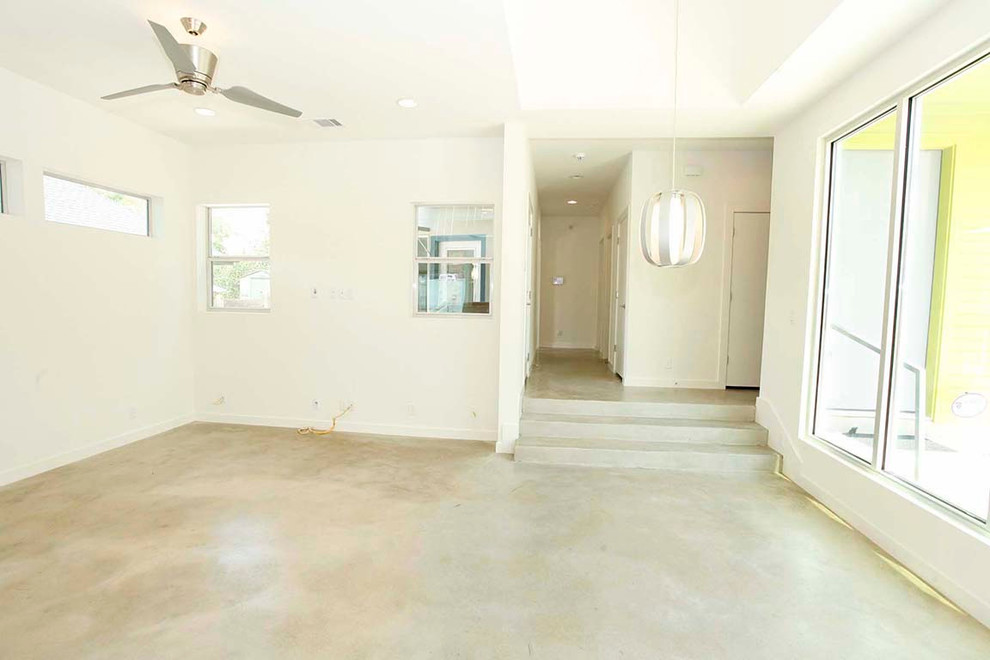 Example of a transitional home design design in Austin