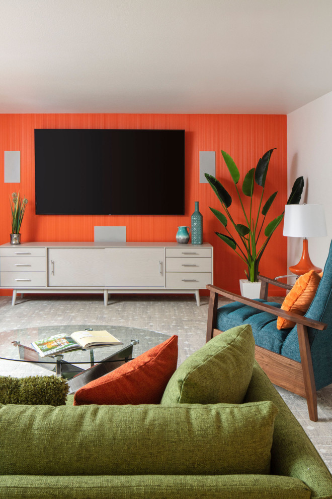 Immagine di un home theatre minimalista aperto con pareti arancioni, moquette, TV a parete e pavimento beige