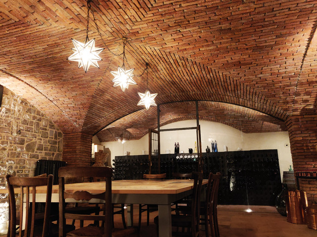 Taverna con cantina vini landhausstil-weinkeller
