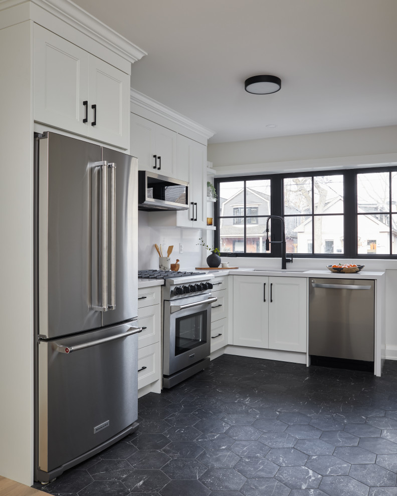 Transitional kitchen photo in Toronto