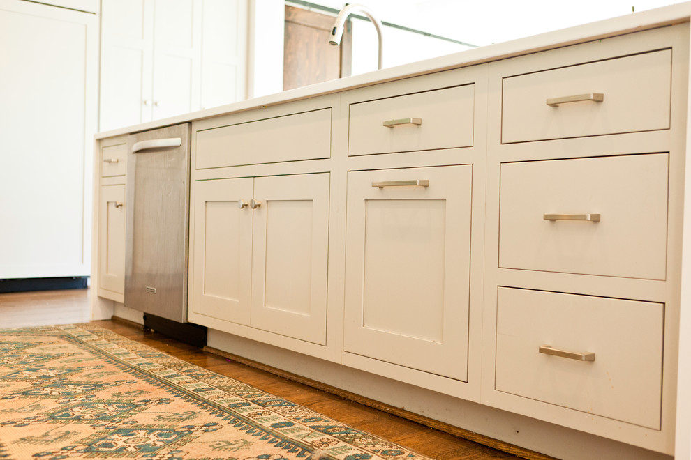 Transitional kitchen photo in Charlotte