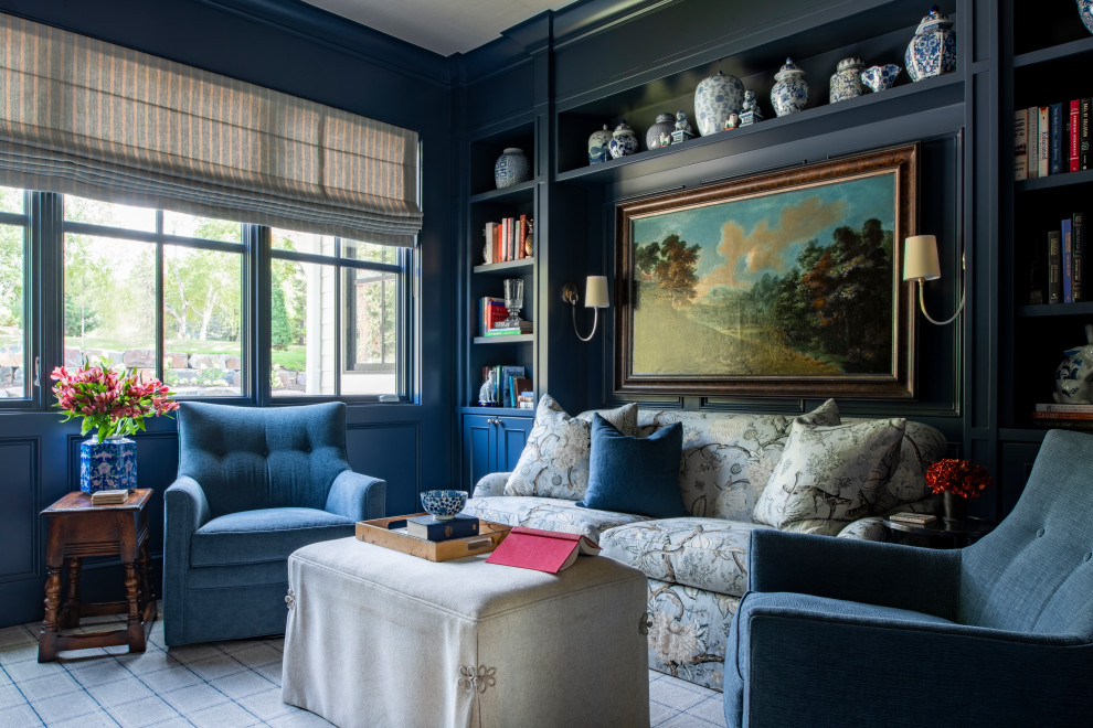 Ejemplo de sala de estar con biblioteca cerrada marinera de tamaño medio con paredes azules, moqueta, pared multimedia, suelo multicolor y panelado