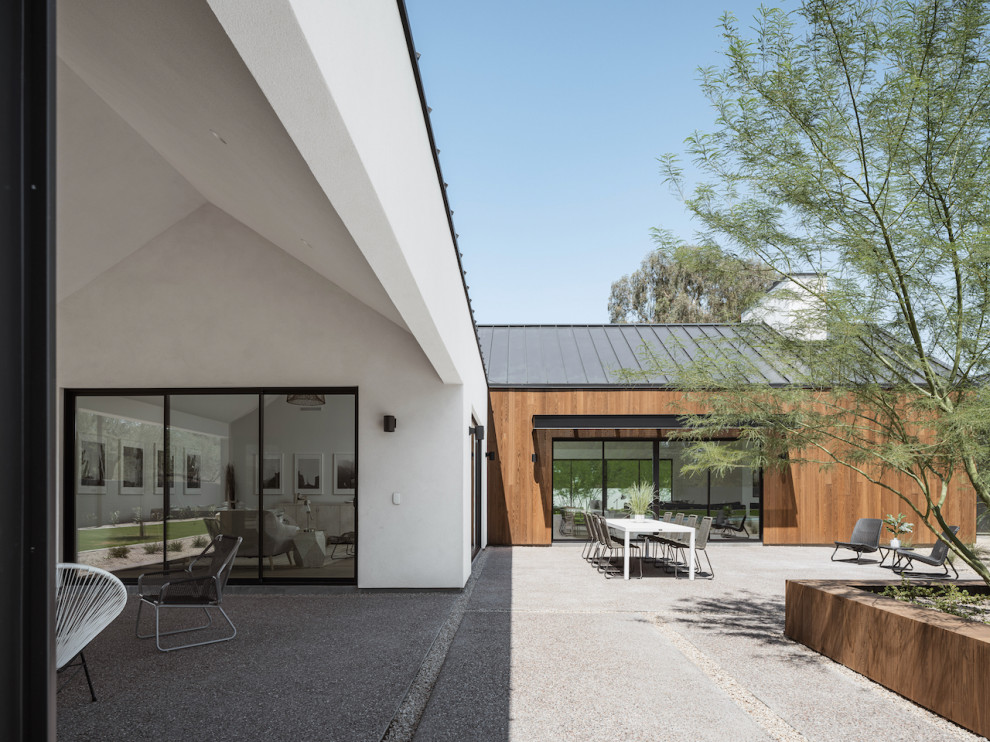 Стильный дизайн: большой двор на заднем дворе в скандинавском стиле - последний тренд