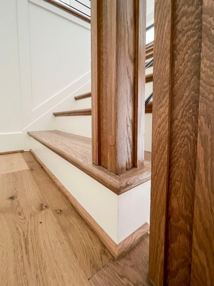 Diseño de escalera suspendida retro grande con escalones de madera, contrahuellas de madera y barandilla de varios materiales