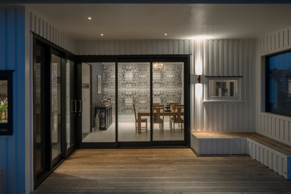 Contemporary deck in Wellington.