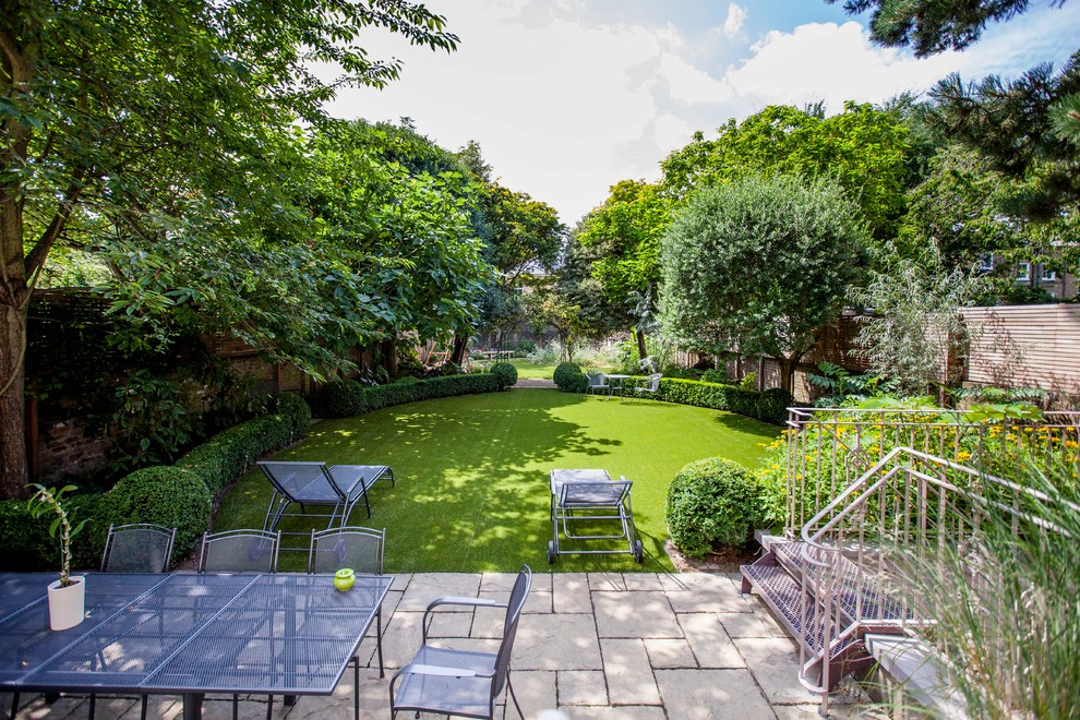 Inspiration for a contemporary backyard garden in London.