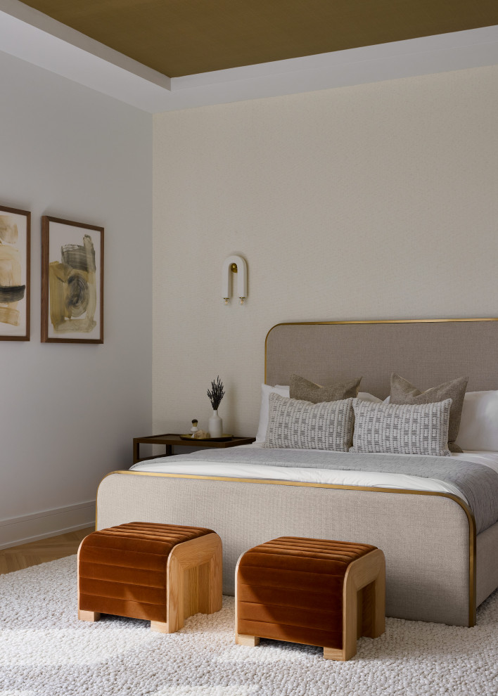 Ejemplo de dormitorio principal actual grande con paredes blancas, papel pintado, suelo de madera en tonos medios y suelo marrón