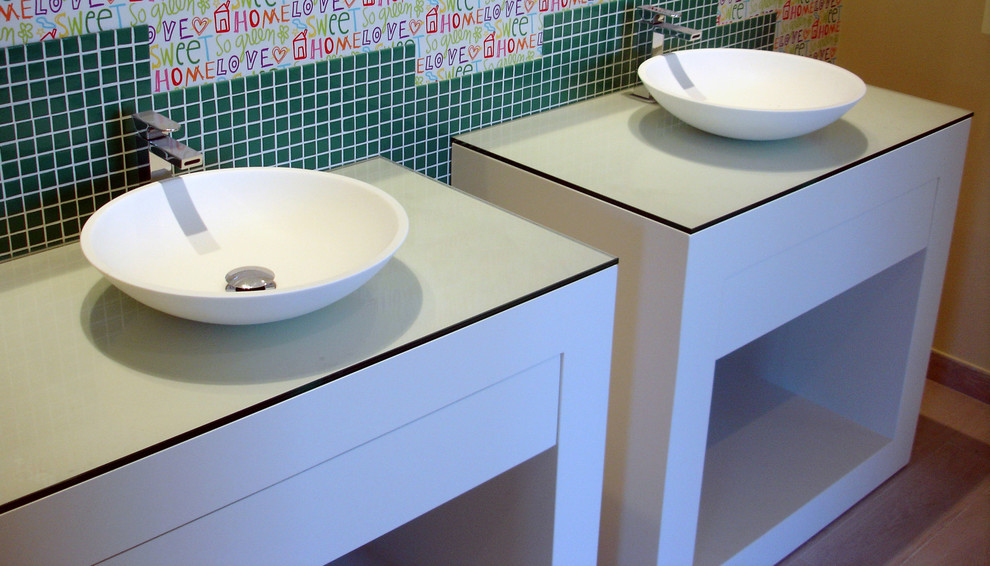 Ejemplo de aseo minimalista pequeño con armarios abiertos, puertas de armario blancas, sanitario de dos piezas, paredes multicolor y lavabo sobreencimera