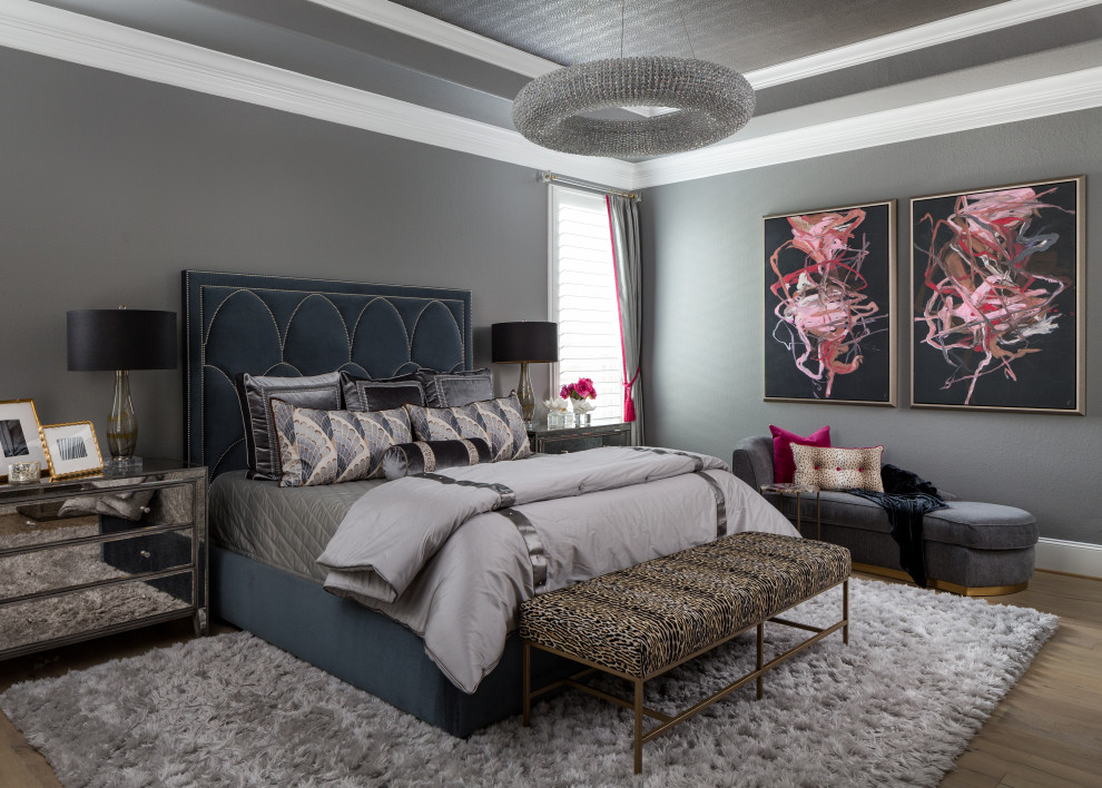 Стильный дизайн: большая хозяйская спальня в стиле неоклассика (современная классика) с серыми стенами, светлым паркетным полом, коричневым полом и потолком с обоями без камина - последний тренд