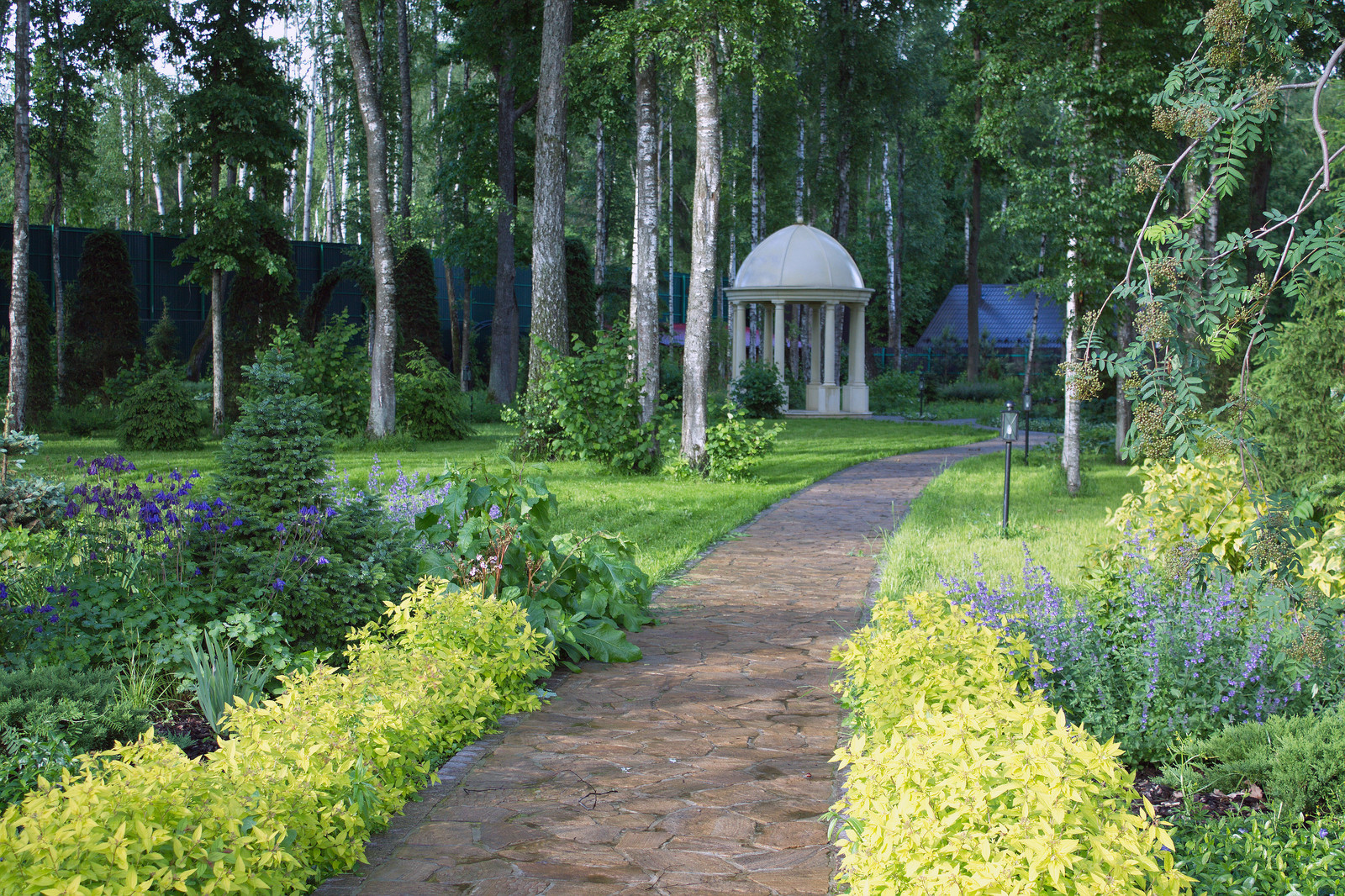 Сад резиденции для большой семьи