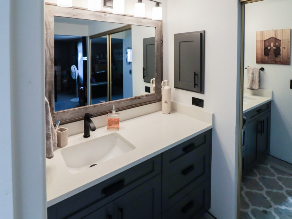 Inspiration för ett mellanstort funkis vit vitt en-suite badrum, med skåp i shakerstil, skåp i ljust trä, ett undermonterat badkar, en dusch/badkar-kombination, en bidé, vit kakel, marmorkakel, vita väggar, klinkergolv i porslin, ett undermonterad handfat, marmorbänkskiva, brunt golv och dusch med skjutdörr