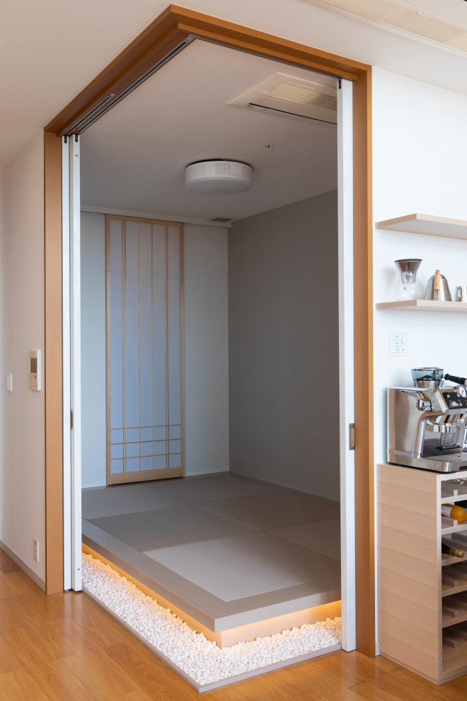 東京23区にある中くらいな和風のおしゃれな寝室 (白い壁、畳、ベージュの床、クロスの天井、壁紙、白い天井)