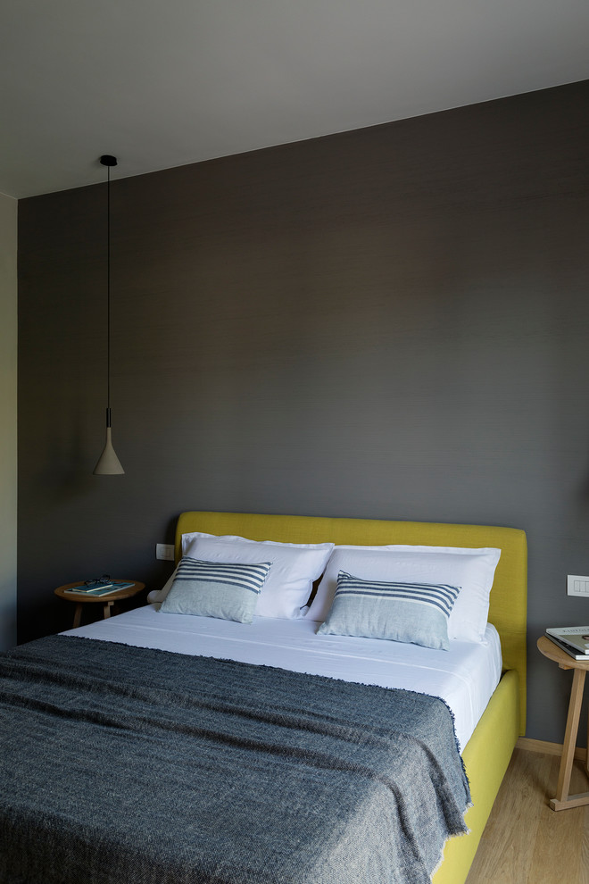 Design ideas for a contemporary bedroom in Bari.