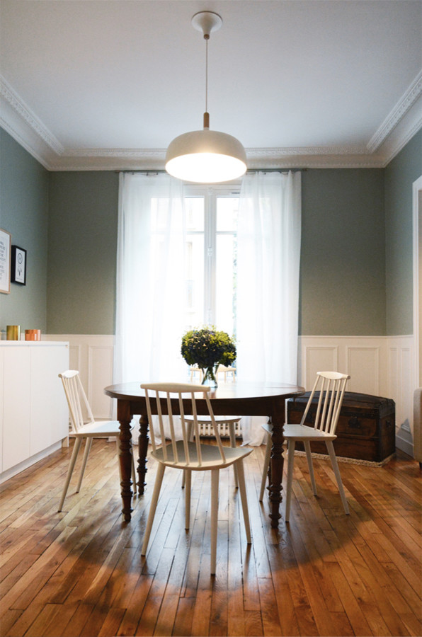 Design ideas for a scandinavian dining room in Paris.