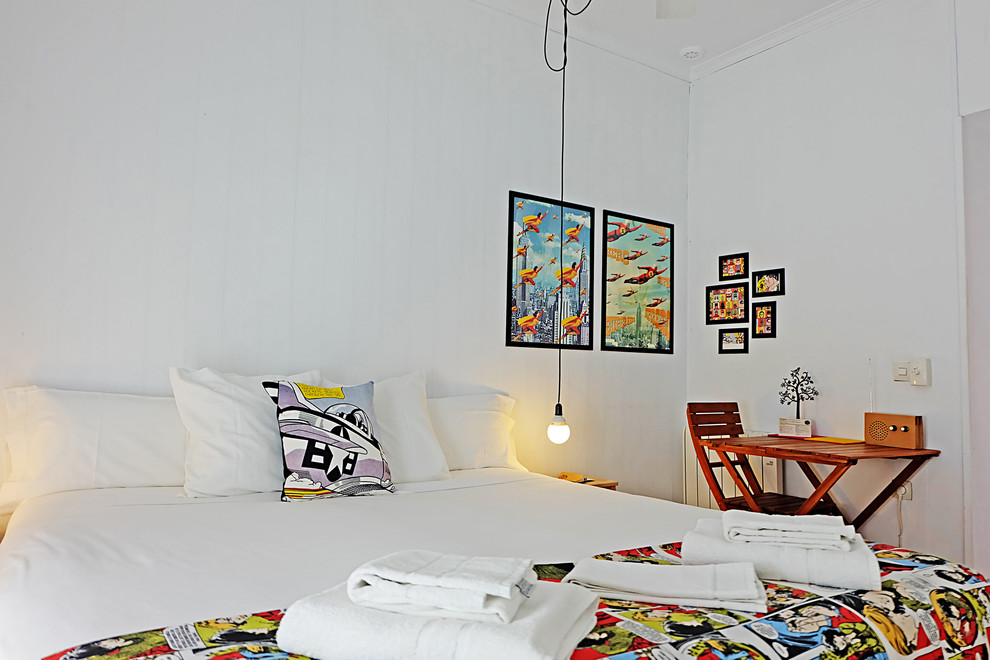 Modelo de dormitorio principal romántico grande sin chimenea con paredes blancas