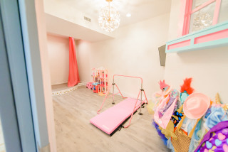 おしゃれな子供部屋 クッションフロア ピンクの壁 のインテリア画像 年10月 Houzz ハウズ